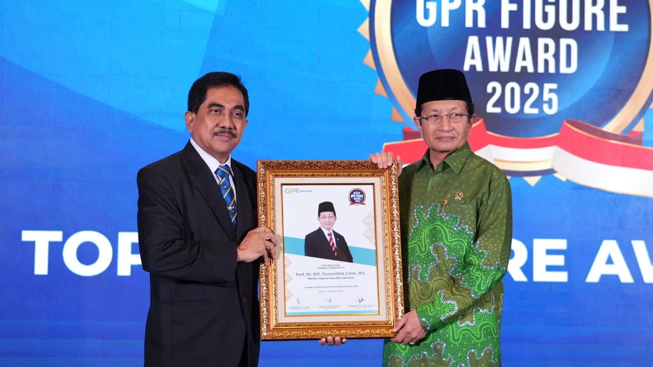 Menag Terima Penghargaan Figur Publik Terbaik di Ajang Top Government Public Relation Award 2025