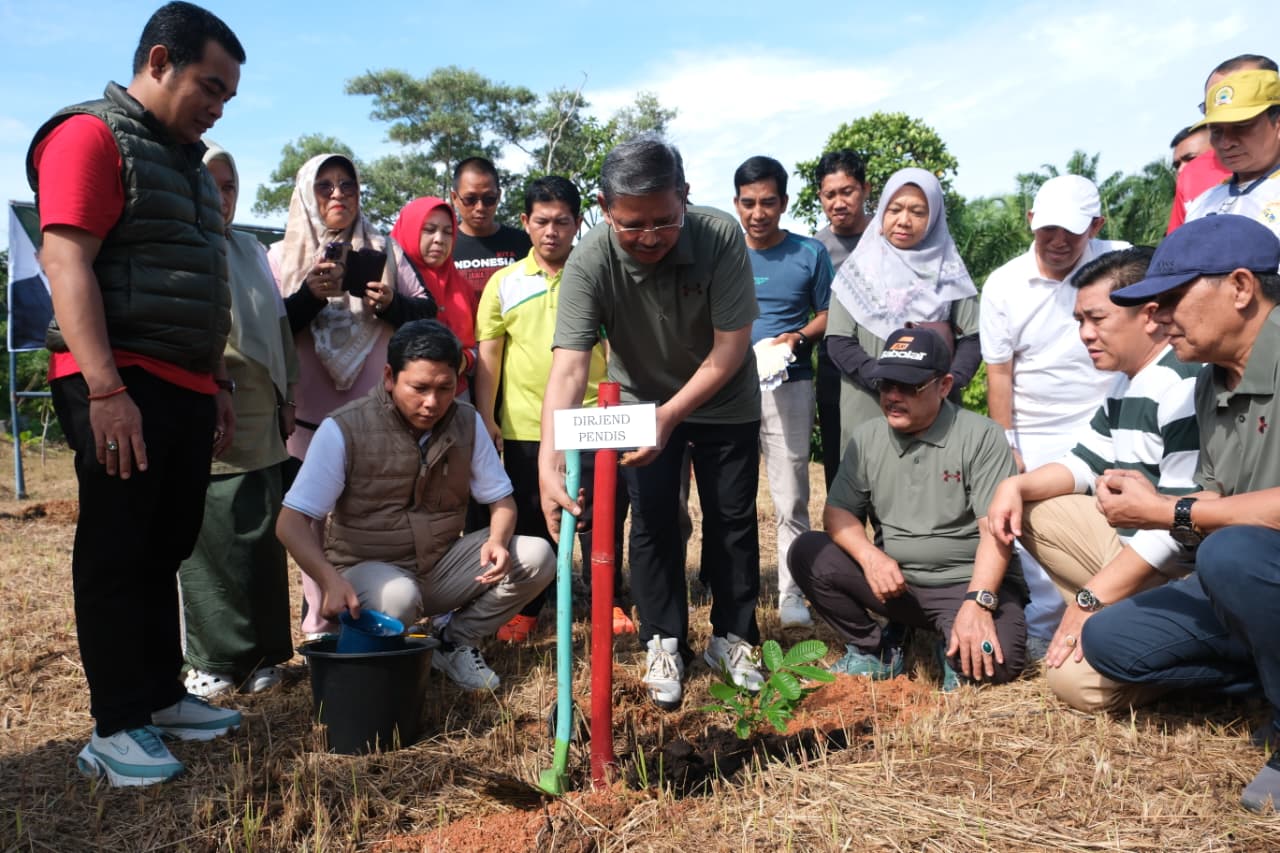 Direktur Jenderal Pendidikan Islam dan Staf Khusus Bidang Kebijakan Publik Kementerian Agama RI Gencarkan Program Ekoteologi di Bengkulu, Gelar Penanaman Pohon dan Pelepasan Burung 
