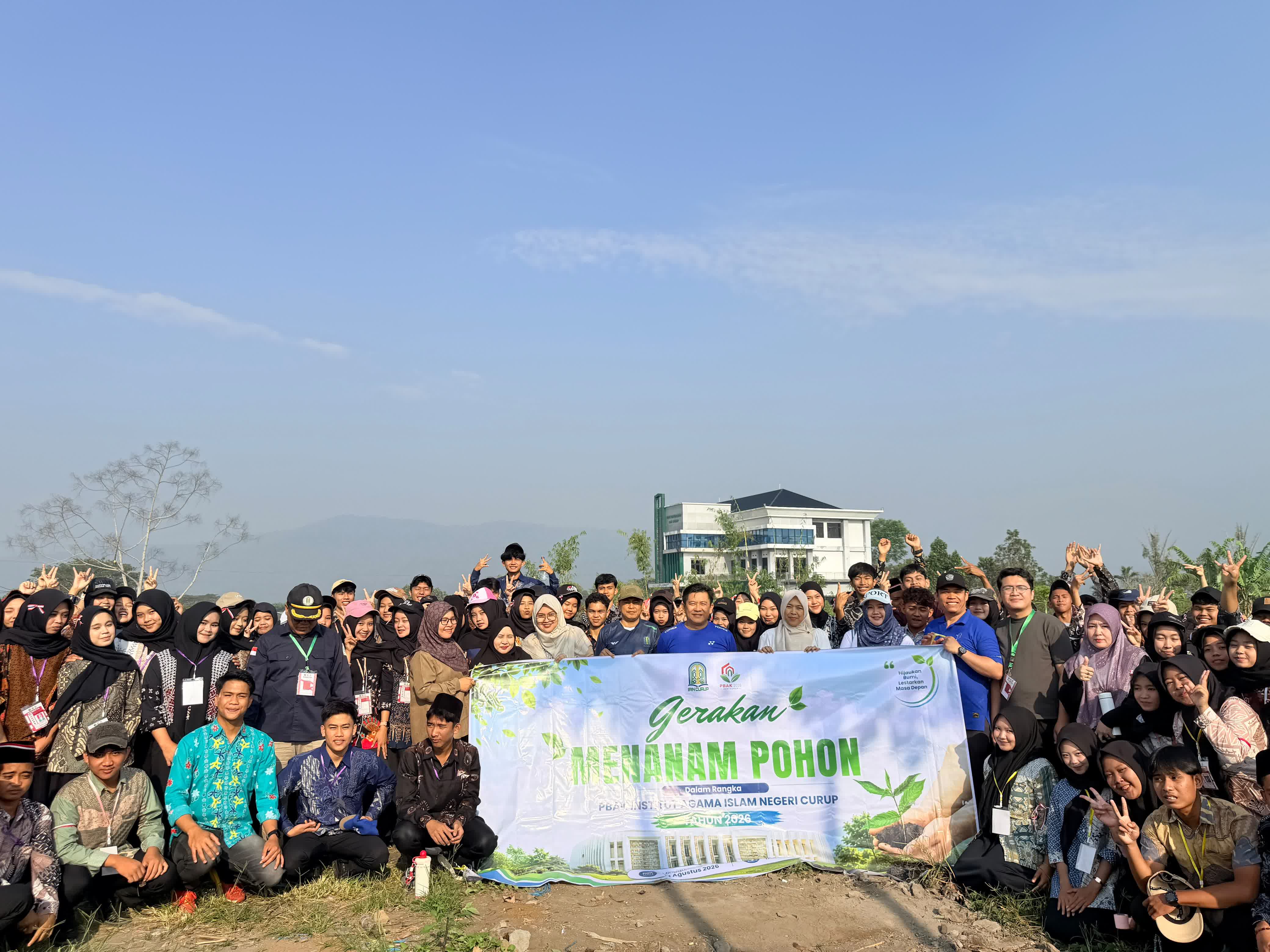 Libatkan Mahasiswa Baru, IAIN Curup Tanam Pohon Pinus Wujudkan Green Campus 
