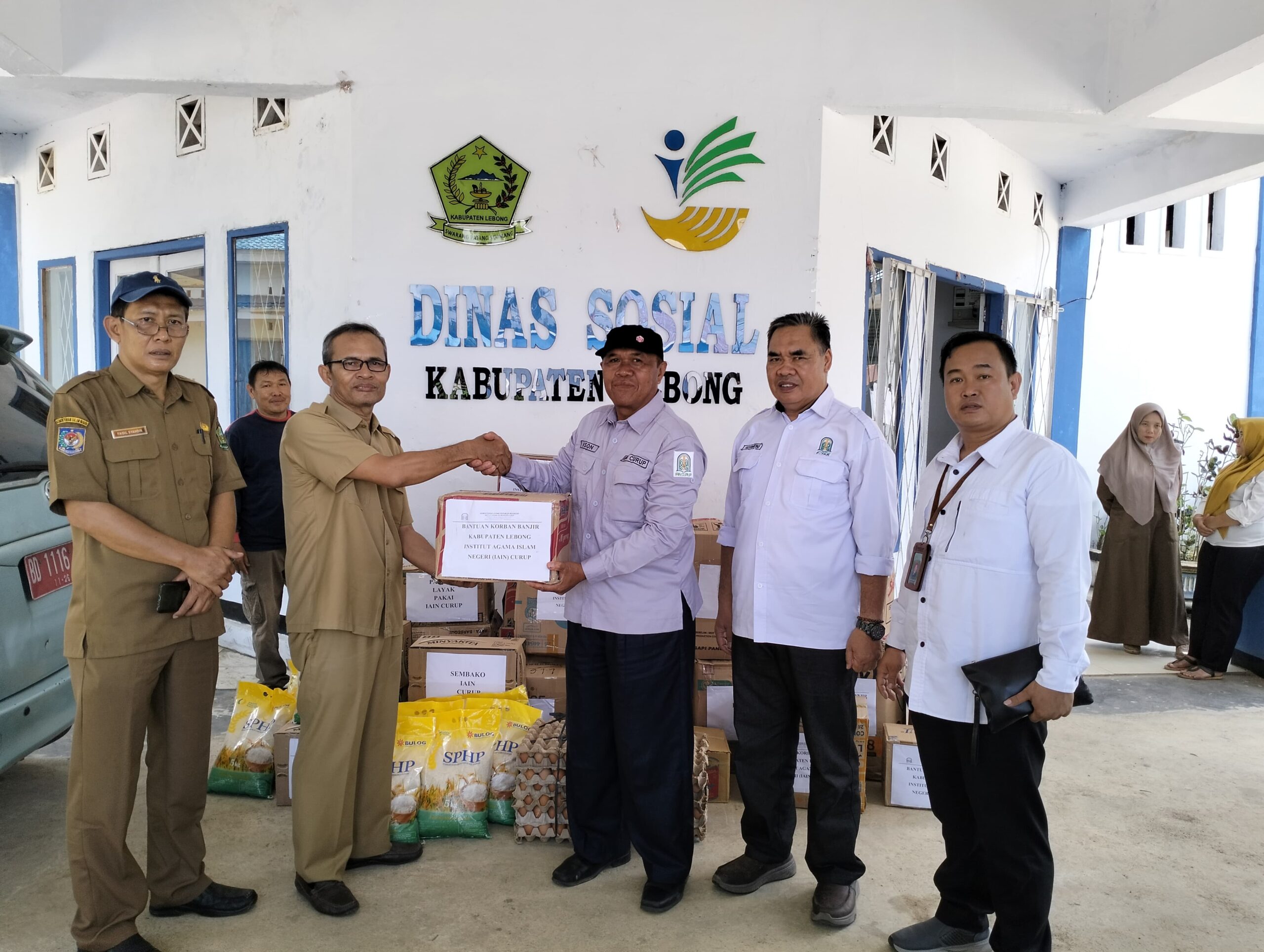 IAIN Curup Serahkan Bantuan Sosial Untuk Korban Banjir Lebong
