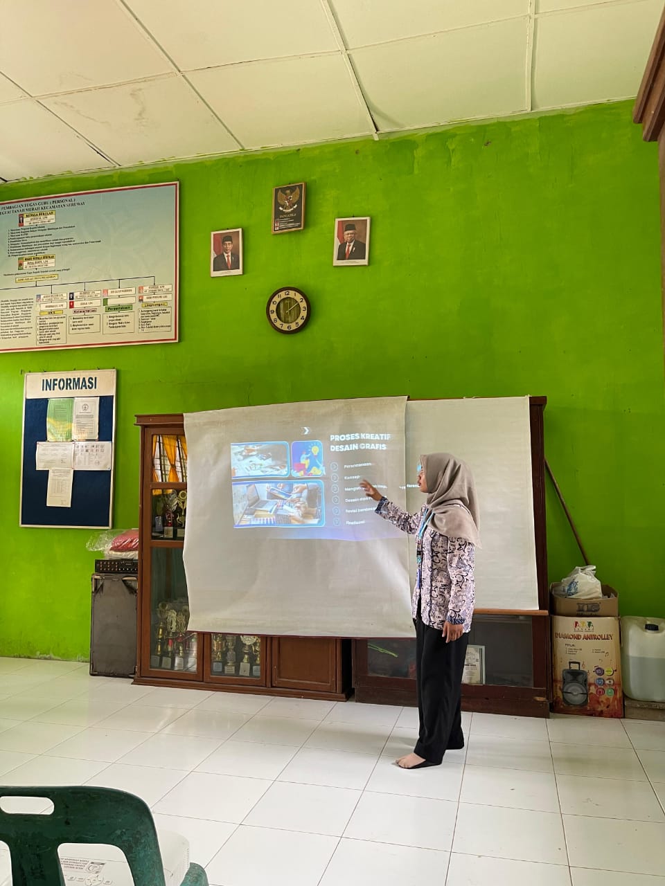 Mahasiswa KKN Melayu Serumpun IAIN Curup Gelar Pelatihan Desain Grafis untuk Guru SD Negeri Tanah Merah Desa Pantai Balai