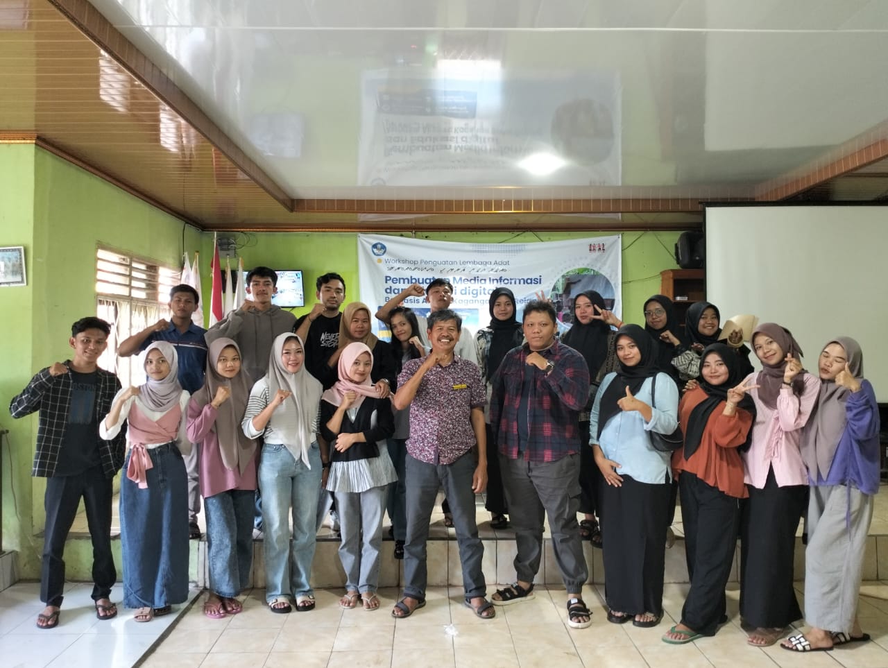 Mahasiswa KKN IAIN CURUP KEL 17 Desa Seguring Mengikuti Workshop Penguatan Lembaga Adat &quot;Pembuatan Media Informasi Dan Edukasi Digital Berbasis Aksara Kaganga Suku Rejang yang di selenggarakan oleh AMAN, Dan Di Implementasikan Dalam Program Kerja Pembuatan PLANG &quot;