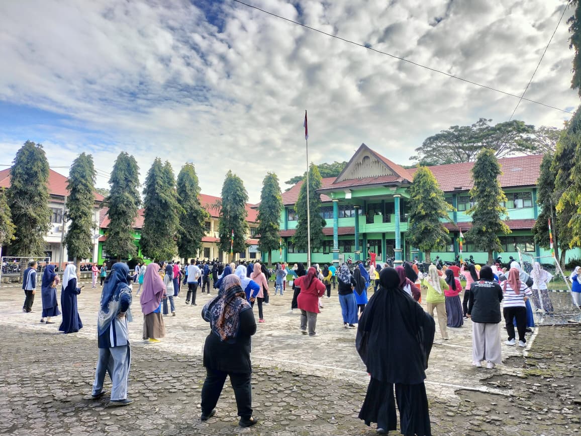 Semarak Jumat Sehat,Keluarga Besar Sivitas Akademika IAIN Curup Aktifkan Senam Pagi, Jalin Silahturahmi Lewat Olahraga