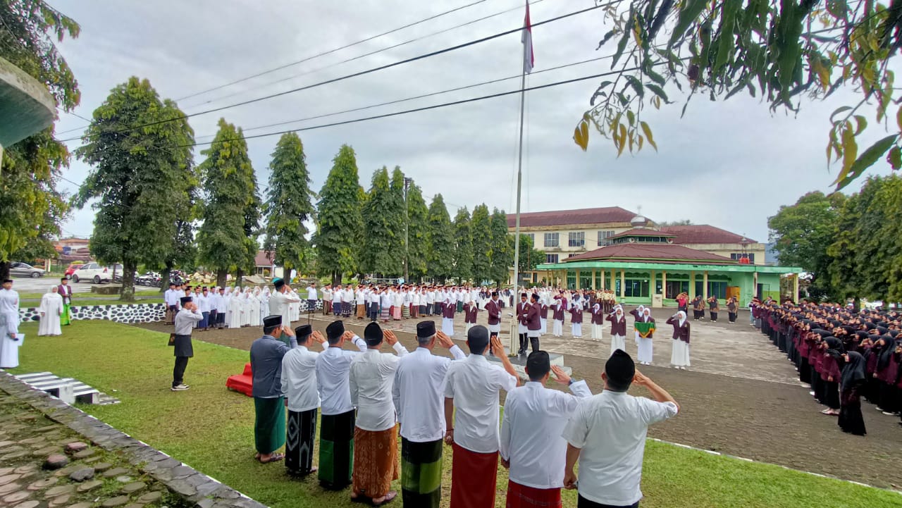 IAIN Curup Gelar Upacara Hari Santri Nasional 2025: Kobarkan Semangat Santri Menuju Peradaban Dunia
